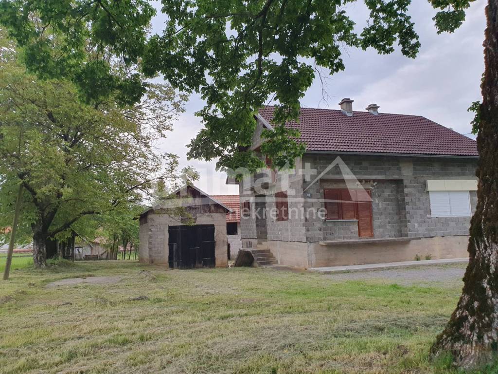 Plaski, Jezero I Dio