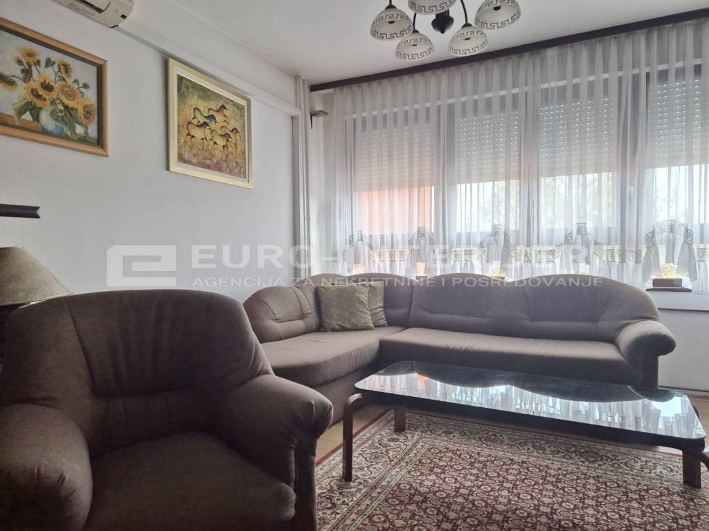 Zagreb, stan za najam Stenjevec - dnevni boravak - smedja fotelja