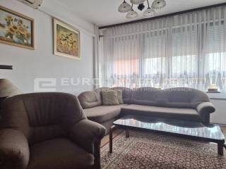 Zagreb, stan za najam Stenjevec - dnevni boravak - smedja fotelja