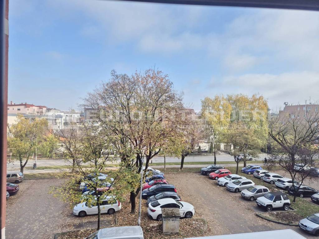 Zagreb, stan za najam Stenjevec - pogled na parking