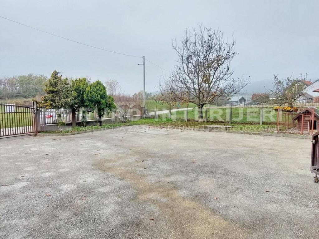 Zagreb, prodaja kuca Podsused - Vrapce - dvoriste