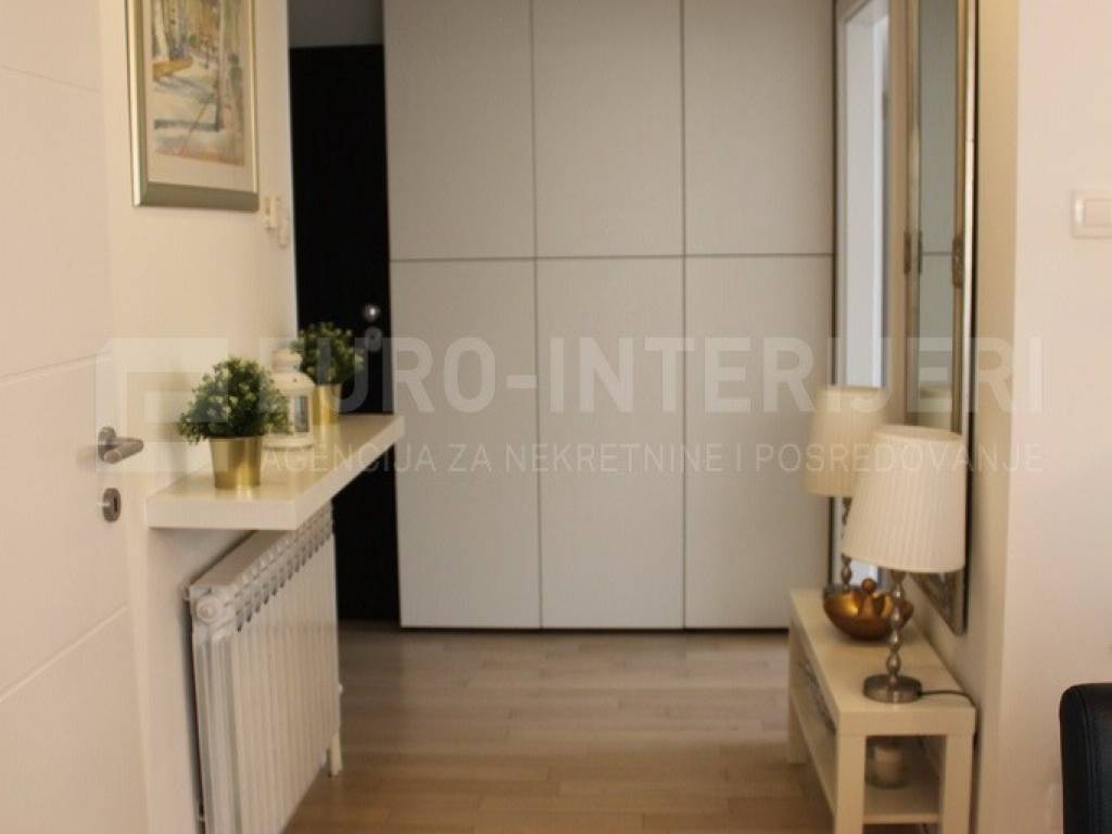 Zagreb, prodaja stana Stenjevec - hodnik s ugrdbenim ormarom