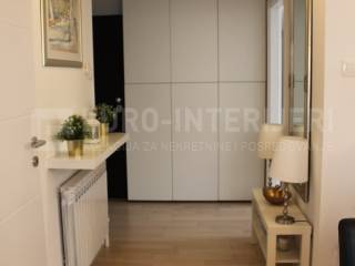 Zagreb, prodaja stana Stenjevec - hodnik s ugrdbenim ormarom