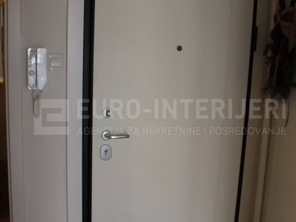 Zagreb, prodaja stana Stenjevec - hodnik ulazna vrata