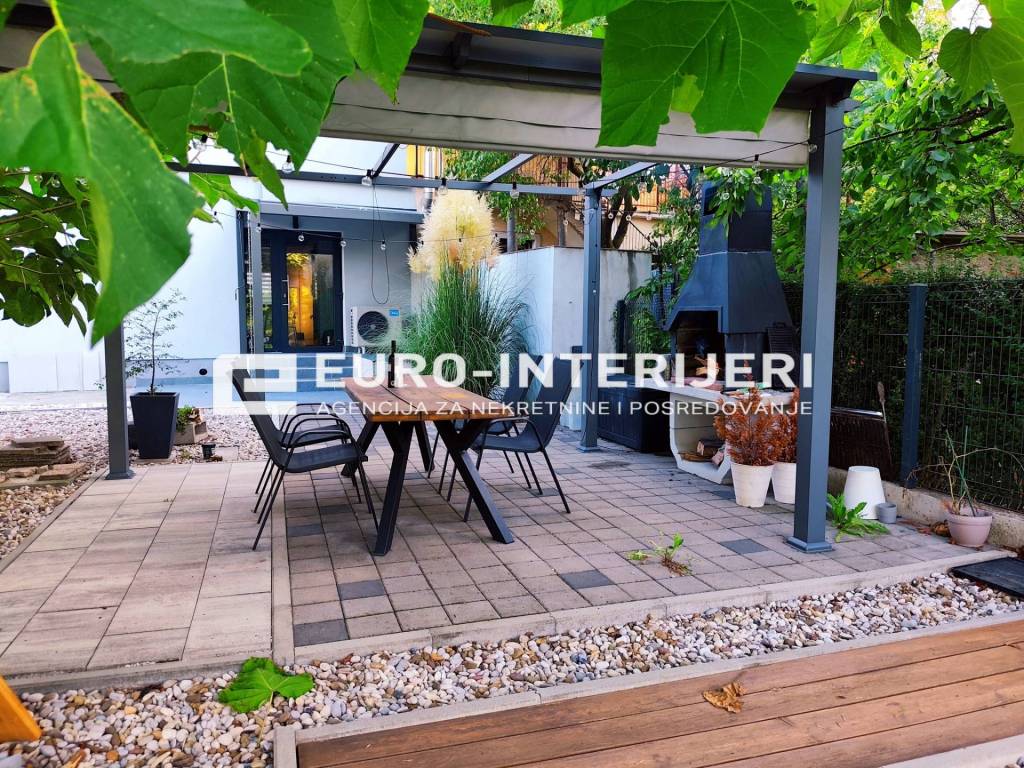 Zagreb, prodaja kuca Donja Dubrava - dvoriste s terasom