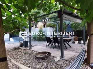 Zagreb, prodaja kuca Donja Dubrava - dvoriste s terasom