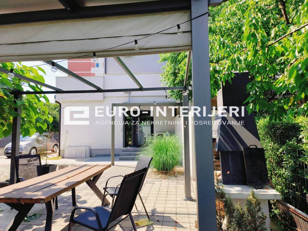 Zagreb, prodaja kuca Donja Dubrava - dvoriste s terasom