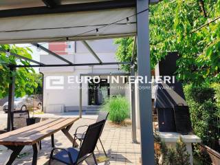 Zagreb, prodaja kuca Donja Dubrava - dvoriste s terasom