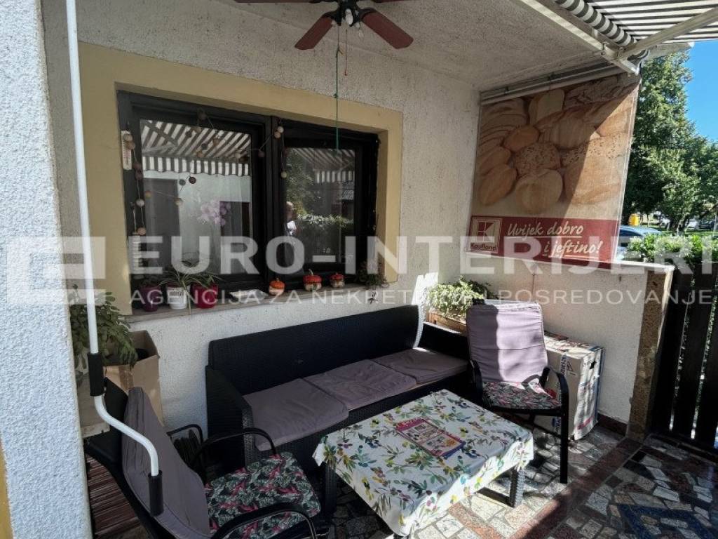 Zagreb, prodaja kuca Trnje - terasa s garniturom za sjedenje