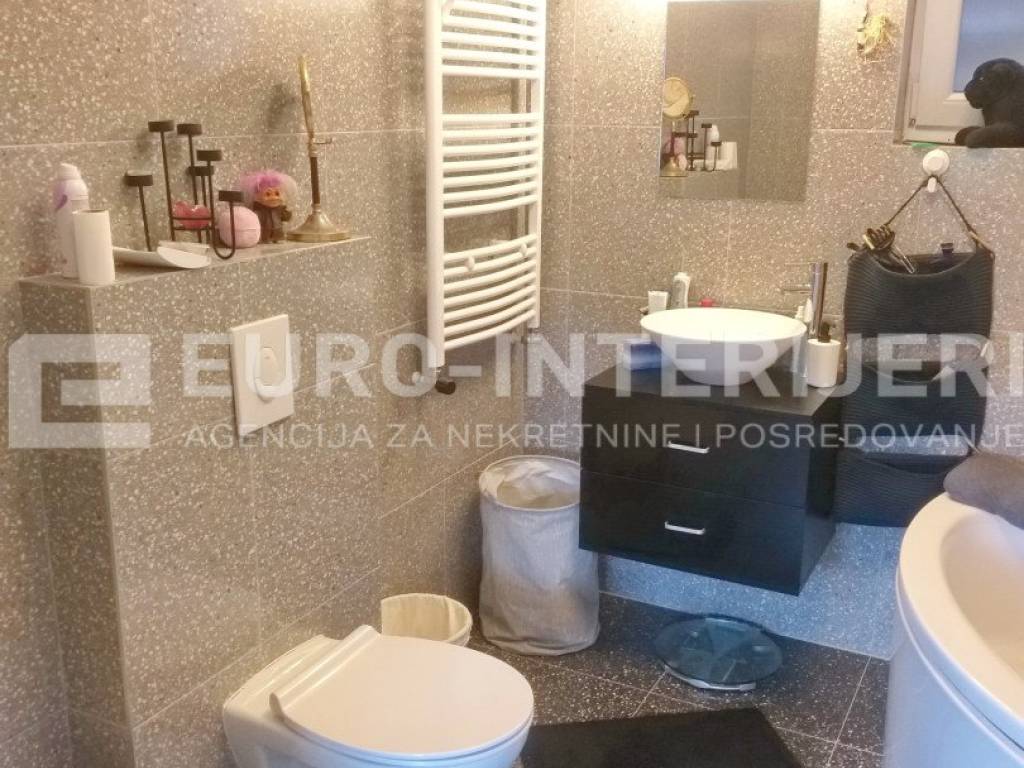 Zagreb, Crnomerec urbana vila s tri stana - kupaonica 1