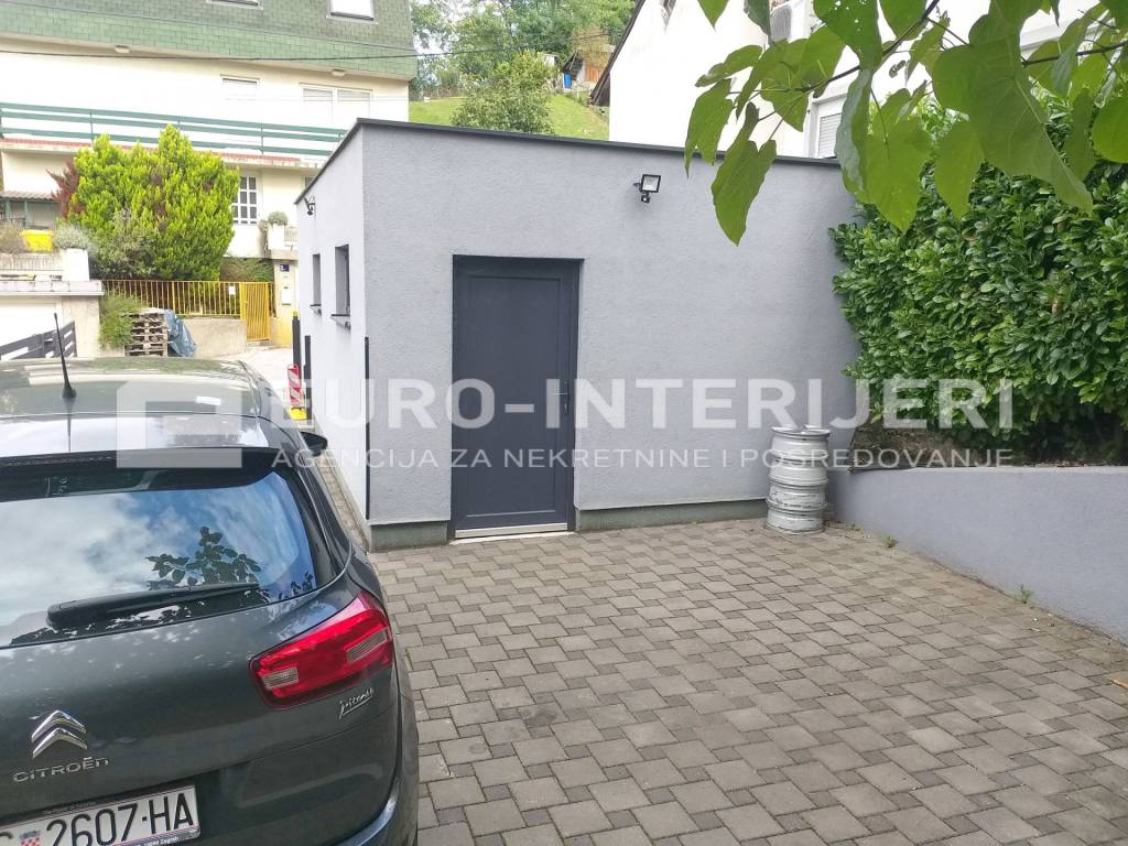 Zagreb, Crnomerec urbana vila s tri stana - dvoriste