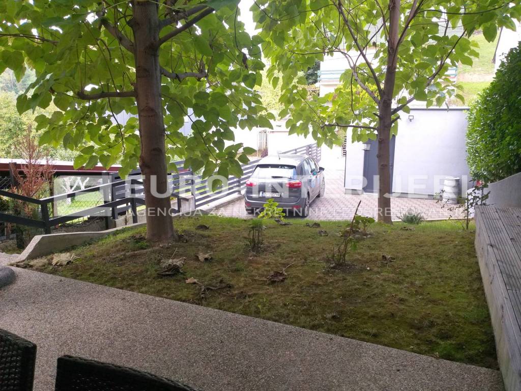 Zagreb, Crnomerec urbana vila s tri stana - dvoriste