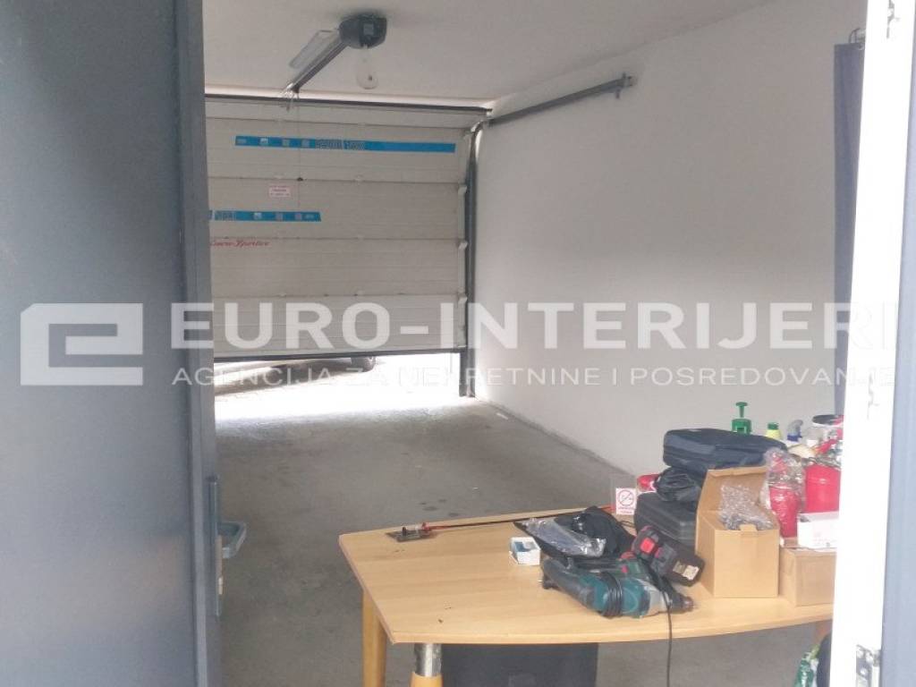 Zagreb, Crnomerec urbana vila s tri stana - garaza