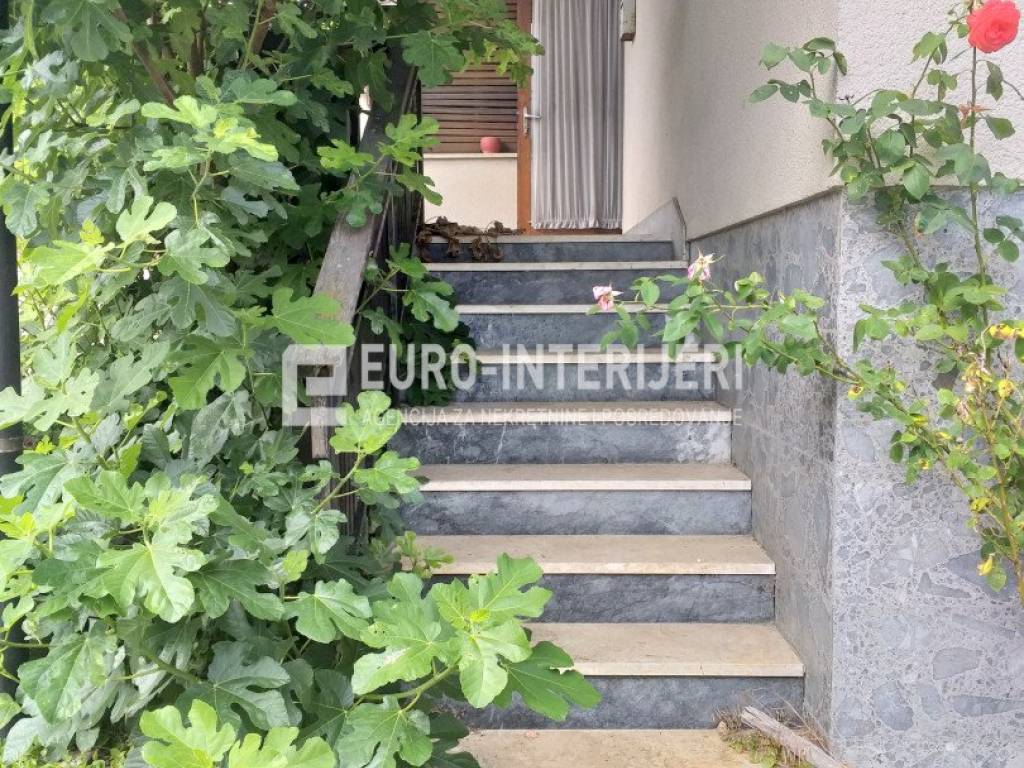 Zagreb, prodaja kuca Podsused - Vrapce dvoriste