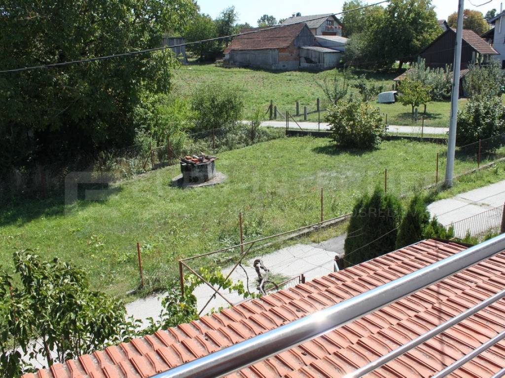Jakovlje, prodaja kuca - uredna obiteljska kuca pogled s balkona