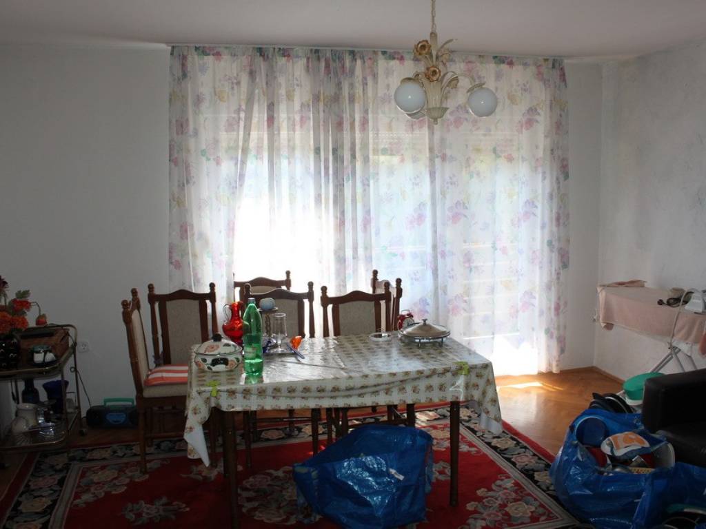 Jakovlje, prodaja kuca - uredna obiteljska kuca prizemlje blagavaonica