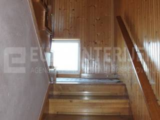 Jakovlje, prodaja kuca - uredna obiteljska kuca drveno stepeniste