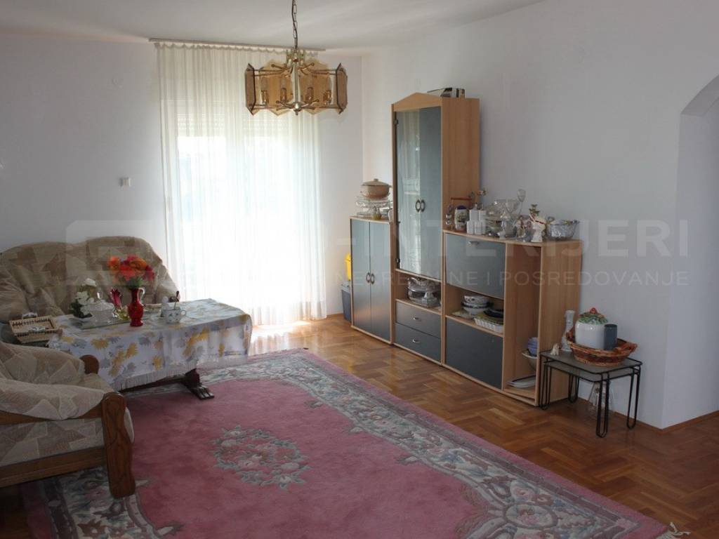 Jakovlje, prodaja kuca - uredna obiteljska kuca dnevni boravak kat