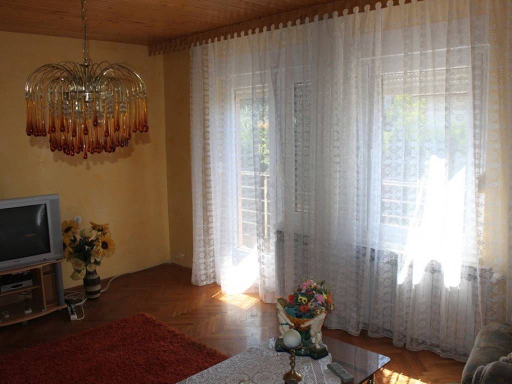 Jakovlje, prodaja kuca - uredna obiteljska kuca dnevni boravak s balkonom