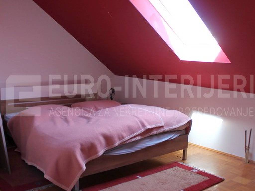 Jakovlje, prodaja kuca - uredna obiteljska kuca soba 1