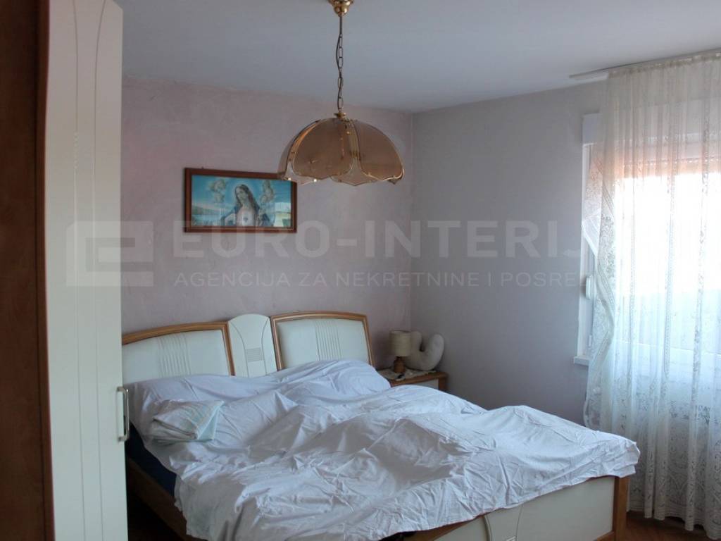 Jakovlje, prodaja kuca - uredna obiteljska kuca soba 2