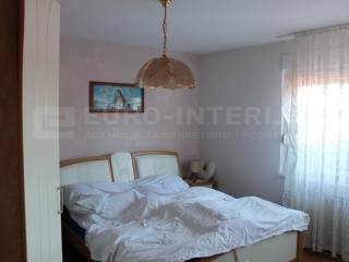 Jakovlje, prodaja kuca - uredna obiteljska kuca soba 2