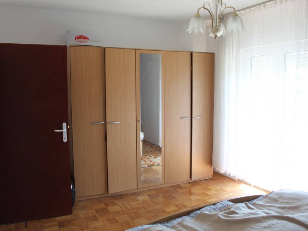 Jakovlje, prodaja kuca - uredna obiteljska kuca soba ormar