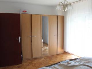 Jakovlje, prodaja kuca - uredna obiteljska kuca soba ormar