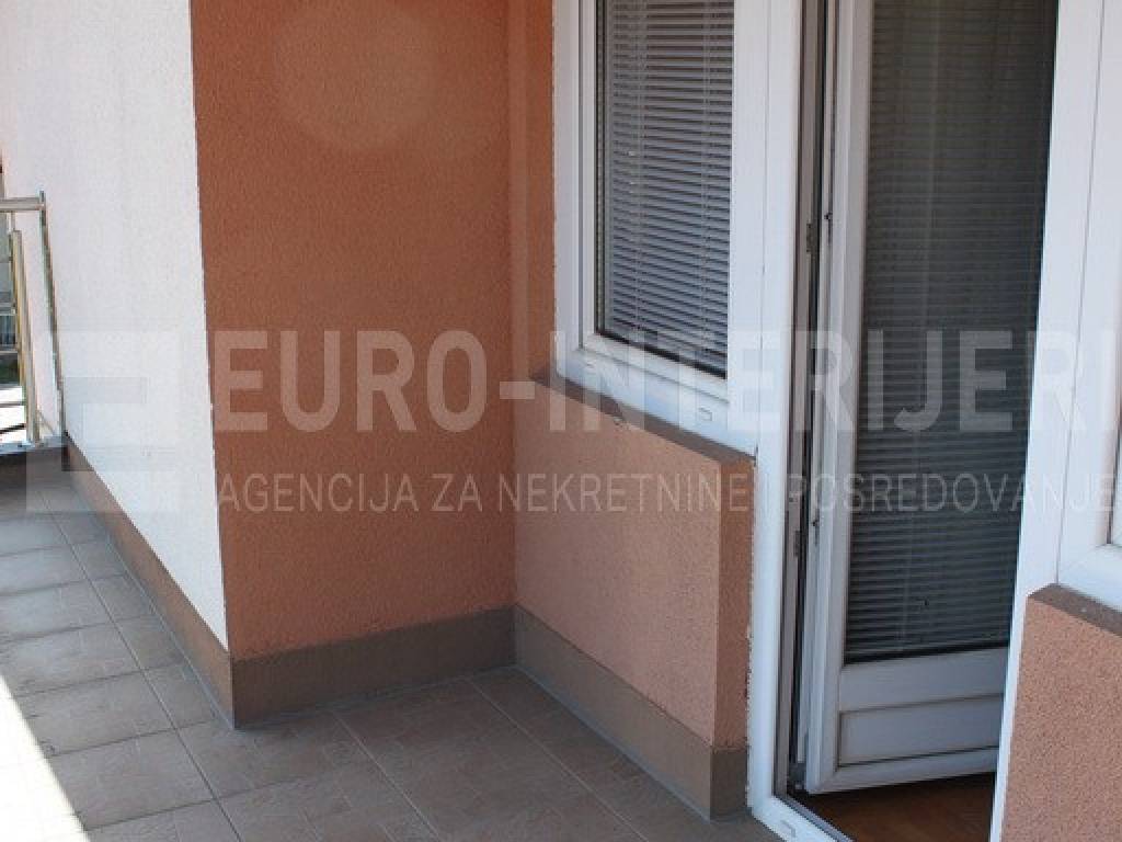 Jakovlje, prodaja kuca - uredna obiteljska kuca balkon