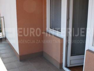 Jakovlje, prodaja kuca - uredna obiteljska kuca balkon