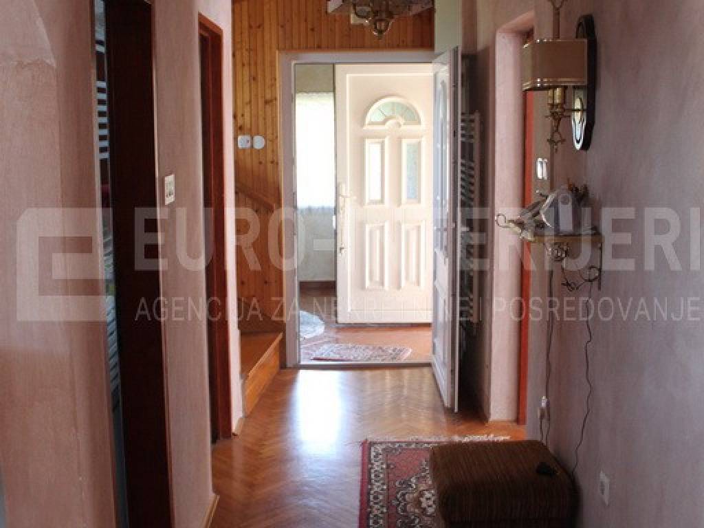 Jakovlje, prodaja kuca - uredna obiteljska kuca ulazni hodnik