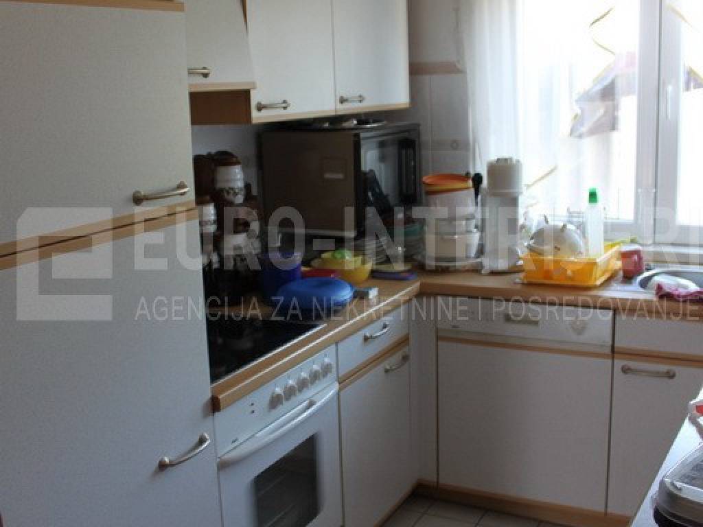 Jakovlje, prodaja kuca - uredna obiteljska kuca kuhinja