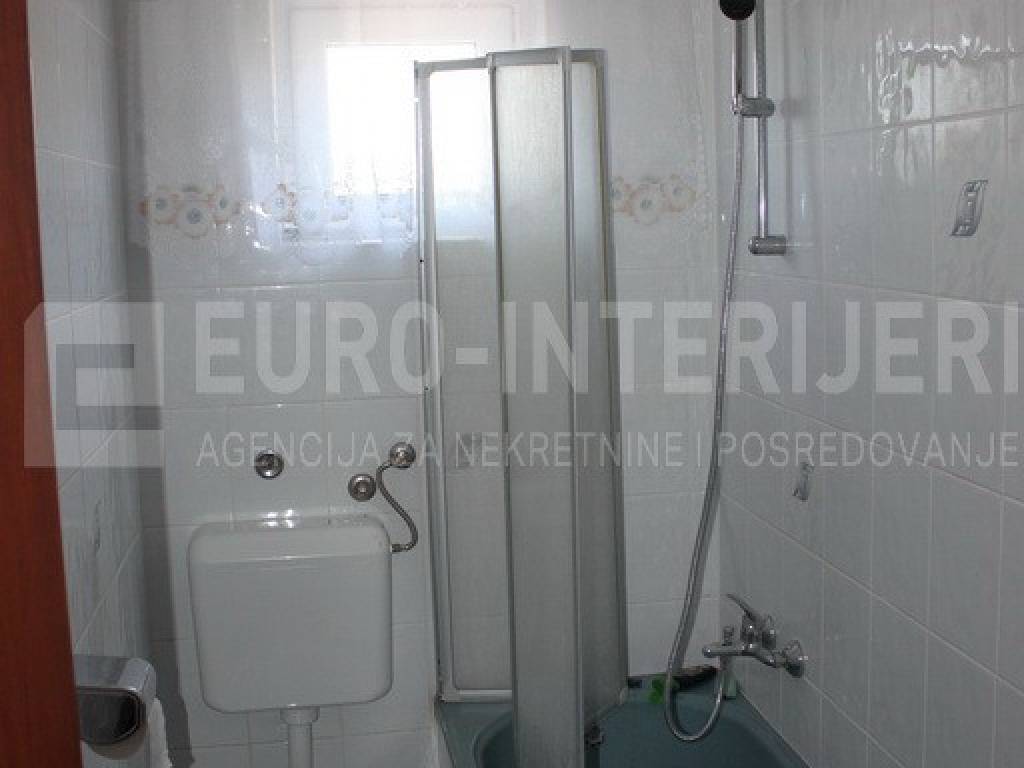 Jakovlje, prodaja kuca - uredna obiteljska kuca kupaonica s WC-om