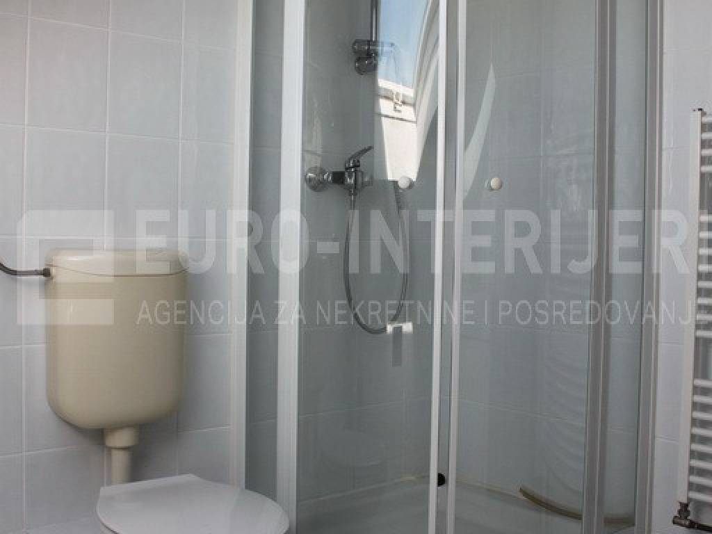 Jakovlje, prodaja kuca - uredna obiteljska kuca kupaonica tus