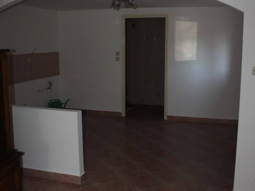 Jakovlje, prodaja kuca - uredna obiteljska kuca podrum 2