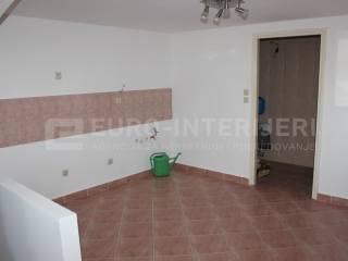 Jakovlje, prodaja kuca - uredna obiteljska kuca podrum 3