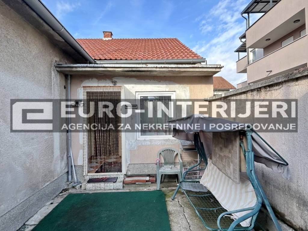 Zagreb, prodaja kuca Malesnica - dvoriste - ulaz u kucu