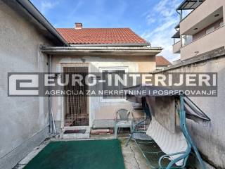 Zagreb, prodaja kuca Malesnica - dvoriste - ulaz u kucu