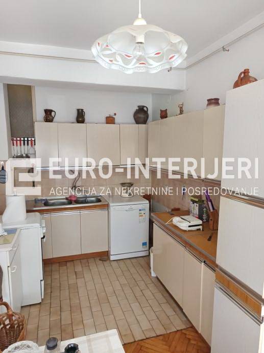 Zagreb, prodaja kuca Malesnica - kuhinja s aparatima