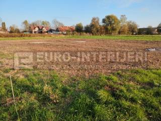 Gradjevinsko zemljiste u mirnom naselju Mala Ostrna. Samo 6 km od Dugog Sela.