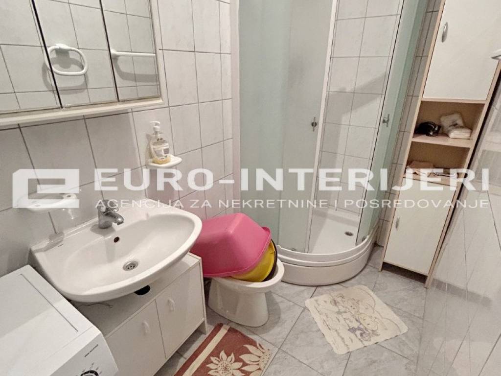 Zagreb, prodaja kuca Malesnica - kupaonica s tus kabinom