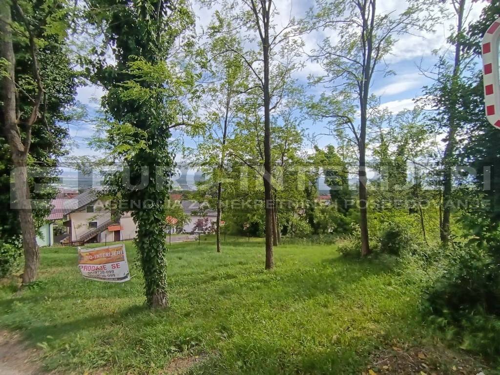 Gradjevinsko zemljiste na Bizeku , pogled na grad.