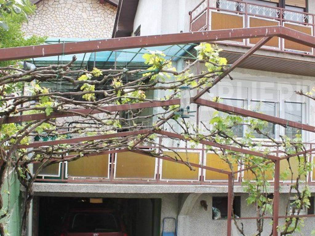 Zagreb, prodaja kuca Vrapce - kuca s balkonom i garazom