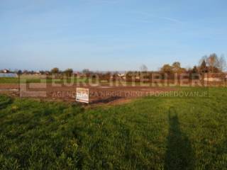 Gradjevinsko zemljiste u mirnom naselju Mala Ostrna. Samo 6 km od Dugog Sela.