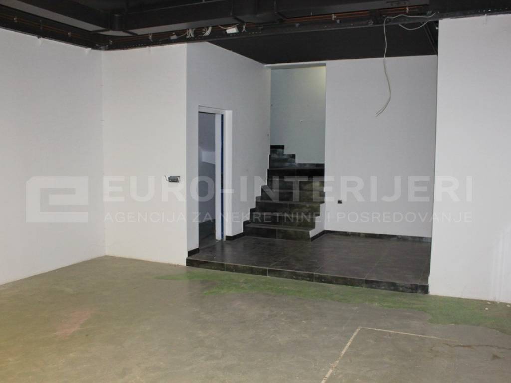 Zagreb, zakup poslovnog prostora Maksimir - prostorija 1 podrum stepeniste