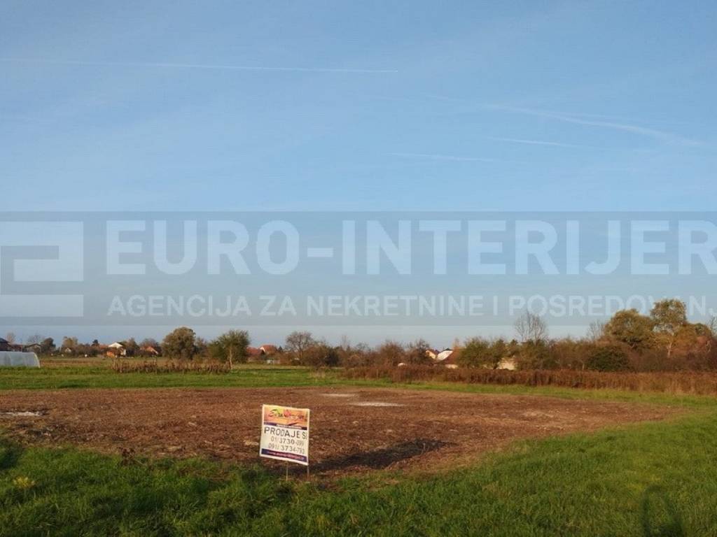 Gradjevinsko zemljiste u mirnom naselju Mala Ostrna. Samo 6 km od Dugog Sela.