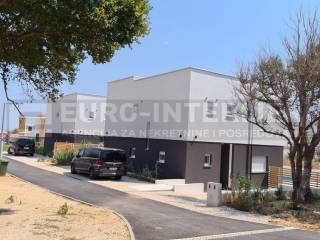 PRODAJA GRADjEVINSKOG ZEMLJISTA - PAG