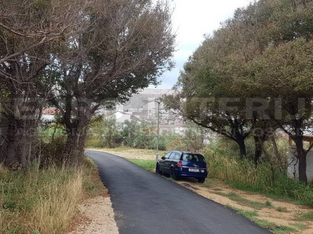 PRODAJA GRADjEVINSKOG ZEMLJISTA - PAG