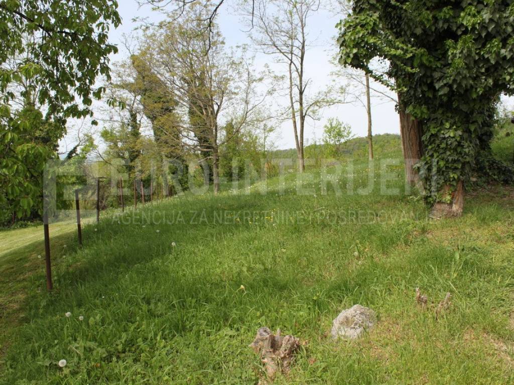 Gradjevinsko zemljiste na Bizeku , pogled na grad.