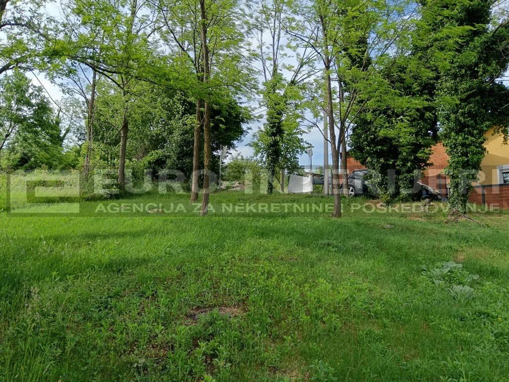 Gradjevinsko zemljiste na Bizeku , pogled na grad.